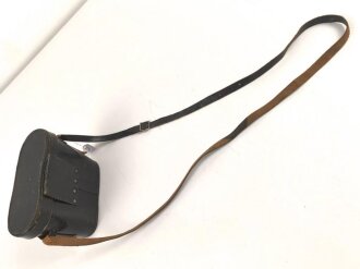 Doppelfernrohr 6 x 30 mit mir unbekanntem Herstellerlogo. Klare Durchsicht, Strichplatte deutlich. Guter Gesamtzustand, in zugehörigem Köcher, dieser "LPN" markiert.