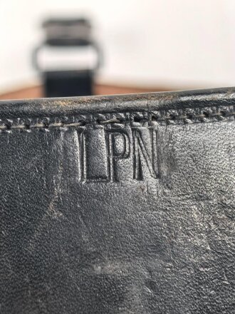 Doppelfernrohr 6 x 30 mit mir unbekanntem Herstellerlogo. Klare Durchsicht, Strichplatte deutlich. Guter Gesamtzustand, in zugehörigem Köcher, dieser "LPN" markiert.