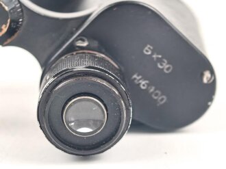 Dienstglas 6 x 30 der Wehrmacht. Hersteller Carl Zeiss Jena " Dienstglas" entfernt, neu beledert und lackiert. Gute Durchsicht, Strichplatte deutlich