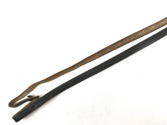Trageriemen für ein Fernglas. Schwarzes Leder, Breite 9,5mm, Gesamtlänge 104cm
