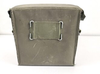 Fernglasbehälter aus grünem Kunststoff. Norwegen / Dänemark ?? Höhe 21cm, Breite 23cm. gebraucht