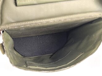 Fernglasbehälter aus grünem Kunststoff. Norwegen / Dänemark ?? Höhe 21cm, Breite 23cm. gebraucht