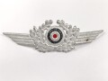 Luftwaffe, Kokarde mit Schwinge für die Schirmmütze . Aluminium, ein Splint fehlt