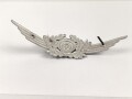 Luftwaffe, Kokarde mit Schwinge für die Schirmmütze . Aluminium, ein Splint fehlt
