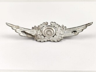 Luftwaffe, Kokarde mit Schwinge für die Schirmmütze . Aluminium, ein Splint fehlt