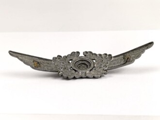 Luftwaffe, Kokarde mit Schwinge für die Schirmmütze . Zink, ein Splint fehlt