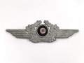 Luftwaffe, Kokarde mit Schwinge für die Schirmmütze . Zink, ein Splint fehlt