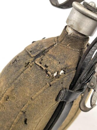 Feldflasche Wehrmacht, Ausführung 1 Liter, gebraucht, ungereinigt, defekt