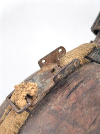 Feldflasche in Tropenausführung Wehrmacht, gebraucht, ungereinigt, defekt