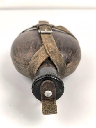 Feldflasche in Tropenausführung Wehrmacht, gebraucht, ungereinigt, Eigenwillige Konstruktion