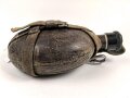 Feldflasche in Tropenausführung Wehrmacht, gebraucht, ungereinigt, Eigenwillige Konstruktion