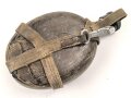 Feldflasche in Tropenausführung Wehrmacht, gebraucht, ungereinigt, Eigenwillige Konstruktion