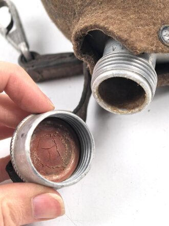Feldflasche Wehrmacht, stark gebraucht, ungereinigt, Bezug lässt sich nicht schliessen