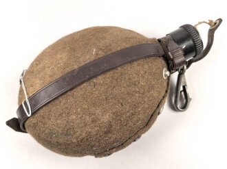 Feldflasche für Angehörige von Parteiverbänden. Gebraucht, ungereinigt, defekt