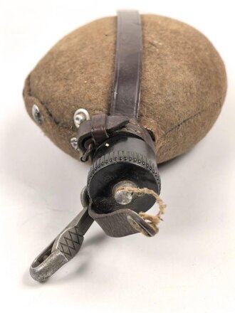 Feldflasche für Angehörige von Parteiverbänden. Gebraucht, ungereinigt, defekt