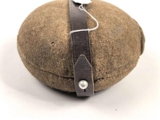 Feldflasche für Angehörige von Parteiverbänden. Gebraucht, ungereinigt, defekt