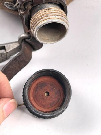 Feldflasche für Angehörige von Parteiverbänden. Gebraucht, ungereinigt, defekt