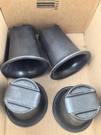 Becher für die Feldflasche der Wehrmacht , Farbe schwarz, neuzeitliche REPRODUKTION aus Kunststoff. Sie erhalten 1 ( ein ) Stück. Angeschmutzt , aus Lagerauflösung