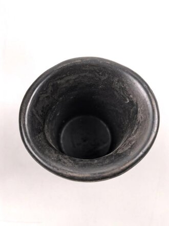 Becher für die Feldflasche der Wehrmacht , Farbe schwarz, neuzeitliche REPRODUKTION aus Kunststoff. Sie erhalten 1 ( ein ) Stück. Angeschmutzt , aus Lagerauflösung