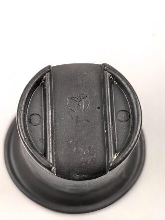 Becher für die Feldflasche der Wehrmacht , Farbe schwarz, neuzeitliche REPRODUKTION aus Kunststoff. Sie erhalten 1 ( ein ) Stück. Angeschmutzt , aus Lagerauflösung