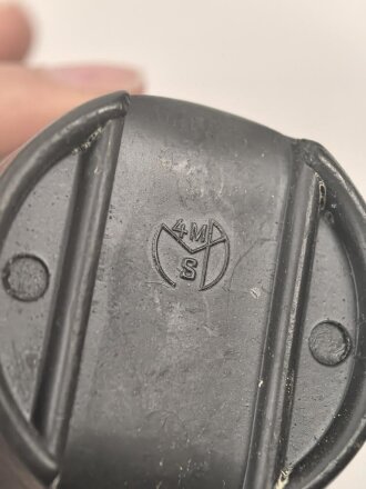 Becher für die Feldflasche der Wehrmacht , Farbe schwarz, neuzeitliche REPRODUKTION aus Kunststoff. Sie erhalten 1 ( ein ) Stück. Angeschmutzt , aus Lagerauflösung