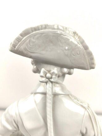 Friedrich der Große "Der alte Fritz" , Porzellanfigur hergestellt um die Jahrhundertwende von Aelteste Volkstedter Porzellanmanufaktur. Unbeschädigtes Stück, der Stock aus Holz fehlt. Gesamthöhe etwa 46cm