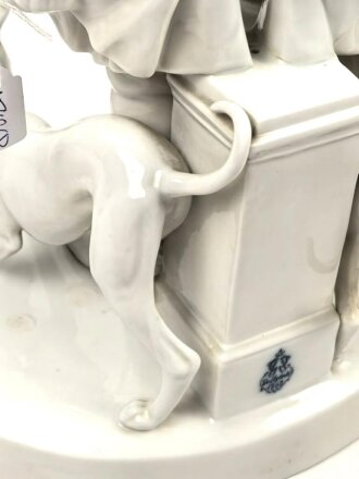 Friedrich der Große "Der alte Fritz" , Porzellanfigur hergestellt um die Jahrhundertwende von Aelteste Volkstedter Porzellanmanufaktur. Unbeschädigtes Stück, der Stock aus Holz fehlt. Gesamthöhe etwa 46cm