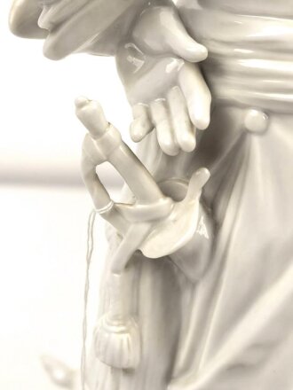 Friedrich der Große "Der alte Fritz" , Porzellanfigur hergestellt um die Jahrhundertwende von Aelteste Volkstedter Porzellanmanufaktur. Unbeschädigtes Stück, der Stock aus Holz fehlt. Gesamthöhe etwa 46cm