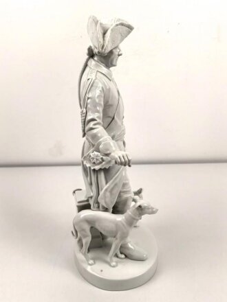 Friedrich der Große "Der alte Fritz" , Porzellanfigur hergestellt um die Jahrhundertwende von Aelteste Volkstedter Porzellanmanufaktur. Unbeschädigtes Stück, der Stock aus Holz fehlt. Gesamthöhe etwa 46cm