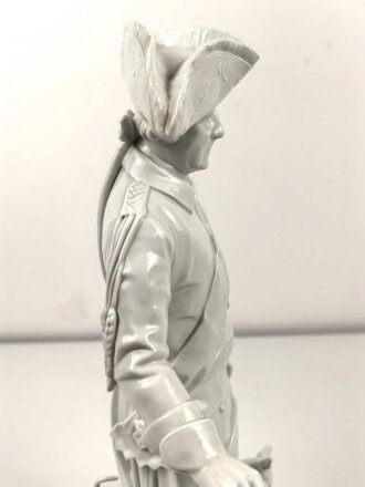 Friedrich der Große "Der alte Fritz" , Porzellanfigur hergestellt um die Jahrhundertwende von Aelteste Volkstedter Porzellanmanufaktur. Unbeschädigtes Stück, der Stock aus Holz fehlt. Gesamthöhe etwa 46cm