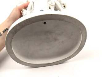 Friedrich der Große "Der alte Fritz" , Porzellanfigur hergestellt um die Jahrhundertwende von Aelteste Volkstedter Porzellanmanufaktur. Unbeschädigtes Stück, der Stock aus Holz fehlt. Gesamthöhe etwa 46cm