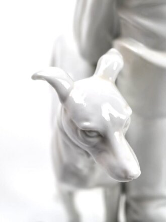 Friedrich der Große "Der alte Fritz" , Porzellanfigur hergestellt um die Jahrhundertwende von Aelteste Volkstedter Porzellanmanufaktur. Unbeschädigtes Stück, der Stock aus Holz fehlt. Gesamthöhe etwa 46cm