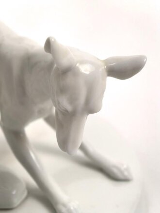 Friedrich der Große "Der alte Fritz" , Porzellanfigur hergestellt um die Jahrhundertwende von Aelteste Volkstedter Porzellanmanufaktur. Unbeschädigtes Stück, der Stock aus Holz fehlt. Gesamthöhe etwa 46cm