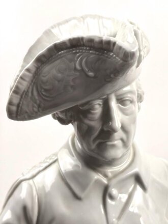 Friedrich der Große "Der alte Fritz" , Porzellanfigur hergestellt um die Jahrhundertwende von Aelteste Volkstedter Porzellanmanufaktur. Unbeschädigtes Stück, der Stock aus Holz fehlt. Gesamthöhe etwa 46cm