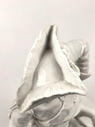 Friedrich der Große "Der alte Fritz" , Porzellanfigur hergestellt um die Jahrhundertwende von Aelteste Volkstedter Porzellanmanufaktur. Unbeschädigtes Stück, der Stock aus Holz fehlt. Gesamthöhe etwa 46cm