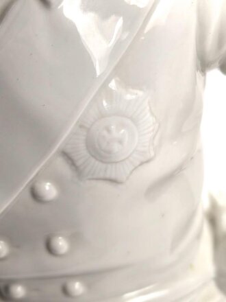 Friedrich der Große "Der alte Fritz" , Porzellanfigur hergestellt um die Jahrhundertwende von Aelteste Volkstedter Porzellanmanufaktur. Unbeschädigtes Stück, der Stock aus Holz fehlt. Gesamthöhe etwa 46cm