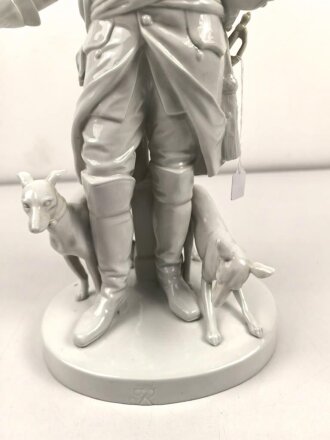 Friedrich der Große "Der alte Fritz" , Porzellanfigur hergestellt um die Jahrhundertwende von Aelteste Volkstedter Porzellanmanufaktur. Unbeschädigtes Stück, der Stock aus Holz fehlt. Gesamthöhe etwa 46cm
