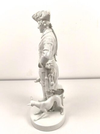 Friedrich der Große "Der alte Fritz" , Porzellanfigur hergestellt um die Jahrhundertwende von Aelteste Volkstedter Porzellanmanufaktur. Unbeschädigtes Stück, der Stock aus Holz fehlt. Gesamthöhe etwa 46cm