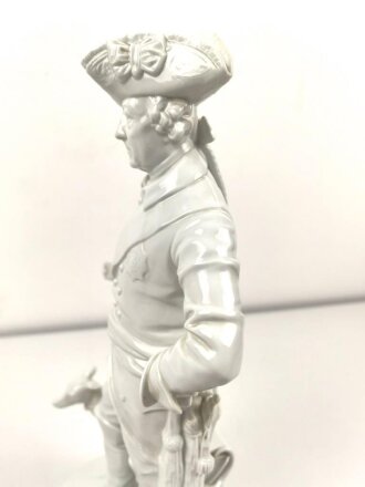 Friedrich der Große "Der alte Fritz" , Porzellanfigur hergestellt um die Jahrhundertwende von Aelteste Volkstedter Porzellanmanufaktur. Unbeschädigtes Stück, der Stock aus Holz fehlt. Gesamthöhe etwa 46cm