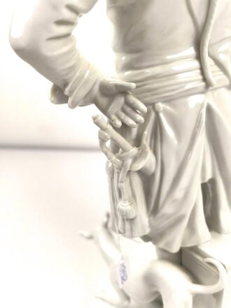 Friedrich der Große "Der alte Fritz" , Porzellanfigur hergestellt um die Jahrhundertwende von Aelteste Volkstedter Porzellanmanufaktur. Unbeschädigtes Stück, der Stock aus Holz fehlt. Gesamthöhe etwa 46cm