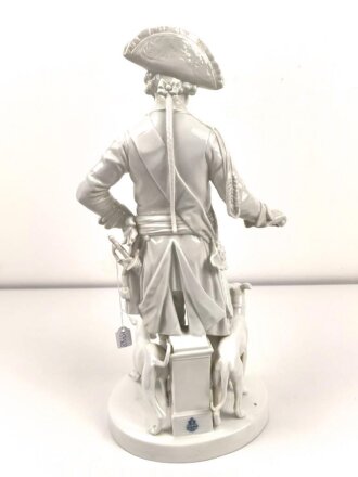Friedrich der Große "Der alte Fritz" , Porzellanfigur hergestellt um die Jahrhundertwende von Aelteste Volkstedter Porzellanmanufaktur. Unbeschädigtes Stück, der Stock aus Holz fehlt. Gesamthöhe etwa 46cm