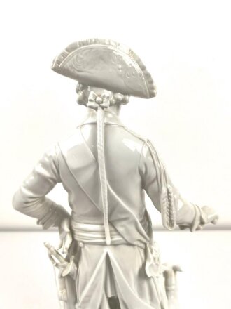 Friedrich der Große "Der alte Fritz" , Porzellanfigur hergestellt um die Jahrhundertwende von Aelteste Volkstedter Porzellanmanufaktur. Unbeschädigtes Stück, der Stock aus Holz fehlt. Gesamthöhe etwa 46cm