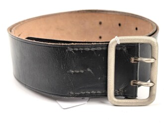 Zweidornkoppel für Offiziere von Parteiverbänden. Schwarzes Leder, Höhe 44mm, Gesamtlänge 112cm, RZM markiertes Schloss, Reste eines RZM Papieretikett