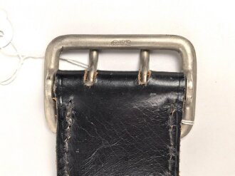 Zweidornkoppel für Offiziere von Parteiverbänden. Schwarzes Leder, Höhe 44mm, Gesamtlänge 112cm, RZM markiertes Schloss, Reste eines RZM Papieretikett