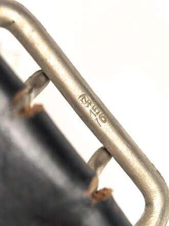 Zweidornkoppel für Offiziere von Parteiverbänden. Schwarzes Leder, Höhe 44mm, Gesamtlänge 112cm, RZM markiertes Schloss, Reste eines RZM Papieretikett