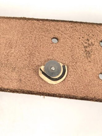 Zweidornkoppel für Offiziere von Parteiverbänden. Schwarzes Leder, Höhe 44mm, Gesamtlänge 112cm, RZM markiertes Schloss, Reste eines RZM Papieretikett