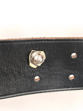 Zweidornkoppel für Offiziere von Parteiverbänden. Schwarzes Leder, Höhe 44mm, Gesamtlänge 112cm, RZM markiertes Schloss, Reste eines RZM Papieretikett