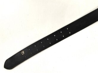 Zweidornkoppel für Offiziere von Parteiverbänden. Schwarzes Leder, Höhe 44mm, Gesamtlänge 112cm, RZM markiertes Schloss, Reste eines RZM Papieretikett