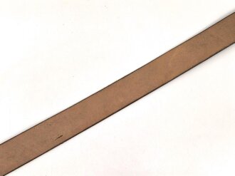 Zweidornkoppel für Offiziere von Parteiverbänden. Schwarzes Leder, Höhe 44mm, Gesamtlänge 112cm, RZM markiertes Schloss, Reste eines RZM Papieretikett