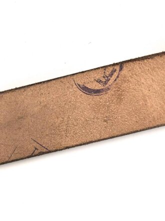 Zweidornkoppel für Offiziere von Parteiverbänden. Schwarzes Leder, Höhe 44mm, Gesamtlänge 112cm, RZM markiertes Schloss, Reste eines RZM Papieretikett